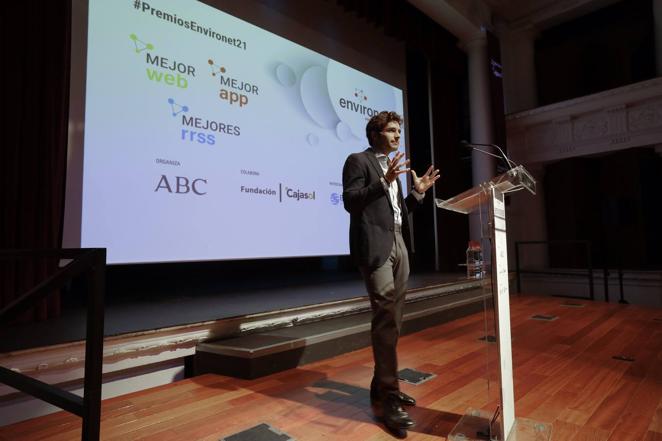 El periodista Rafa Posadas presenta la entrega de premios en la Fundación Cajasol