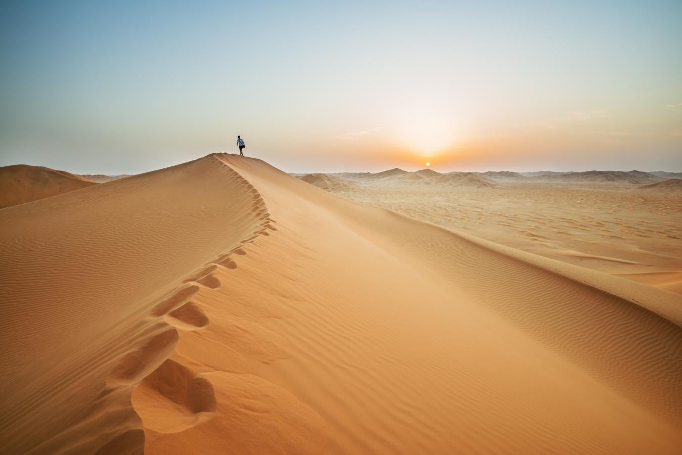 Omán. Tierra de desiertos, vastas montañas y animadas ciudades, Omán –conocido como la Perla de Oriente– es uno de estos destinos que dejan huella. Recorrer en 4x4 los montes Al-Hayar, donde están los picos más altos del país y el cañón más profundo, el Wadi Nakhr, embarcarse en un dhow para descubrir los azules khors (estuarios) parecidos a los fiordos noruegos, recorrer las calles de Mascate y visitar sus museos y galerías de arte, y asistir a todo un espectáculo de la naturaleza con el desove de las tortugas verdes hembras en la Reserva de Tortugas Ras Al Jinz son algunos de sus planes más interesantes.