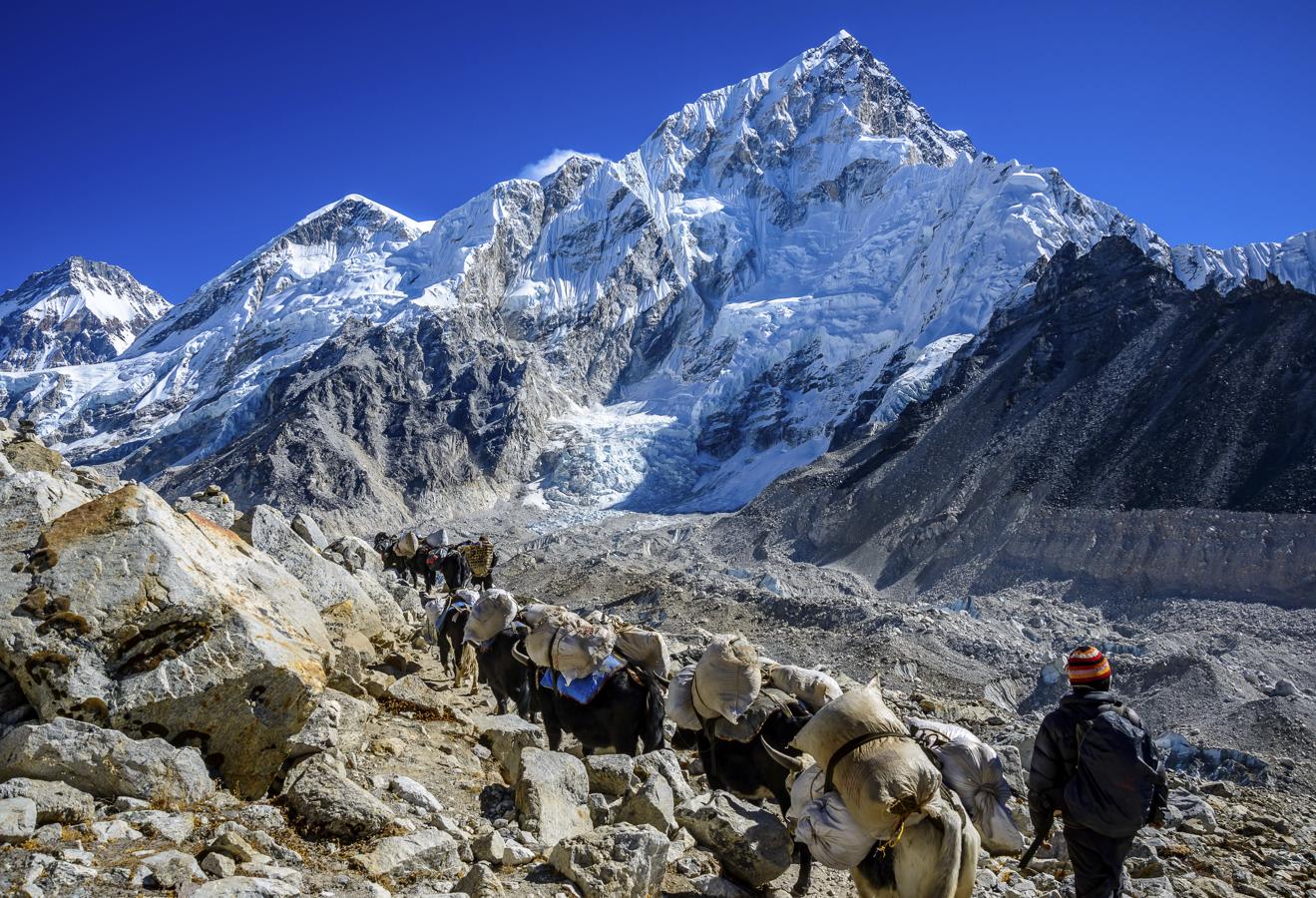 Nepal. Nepal es el paraíso para aquellos que disfrutan del montañismo y el senderismo ya que dentro de sus fronteras se encuentran 8 de las 10 cimas más altas del mundo. Pero este país es mucho más. Todo viaje comienza por su capital, Katmandú, y por el espectacular templo budista Boudhanath, así como por el templo Swayambhunath, desde donde disfrutar de las mejores vistas de la ciudad. Visitar la ciudad medieval de Bhaktapur, pasear por el Parque Nacional de Chitwan, admirar los lagos de Gokyo, el sistema de lagos de agua dulce situado a mayor altitud del mundo, acudir a Pokhara Lekhnath, la segunda ciudad más poblada del país, y realizar el circuito de los Annapurna son algunas de las opciones que se plantean en un viaje a este destino.