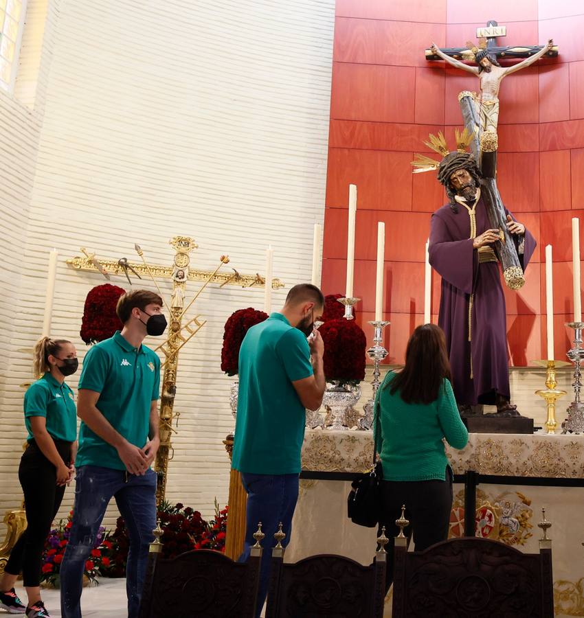 Ofrenda floral del Betis al Gran Poder en la parroquia de la Candelaria, en imágenes