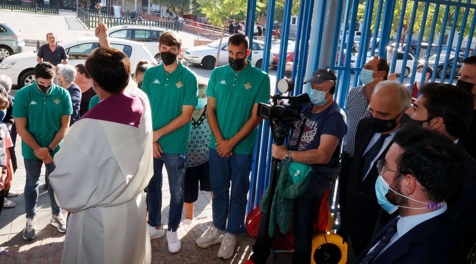 Ofrenda floral del Betis al Gran Poder en la parroquia de la Candelaria, en imágenes