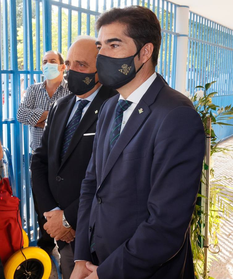 Ofrenda floral del Betis al Gran Poder en la parroquia de la Candelaria, en imágenes