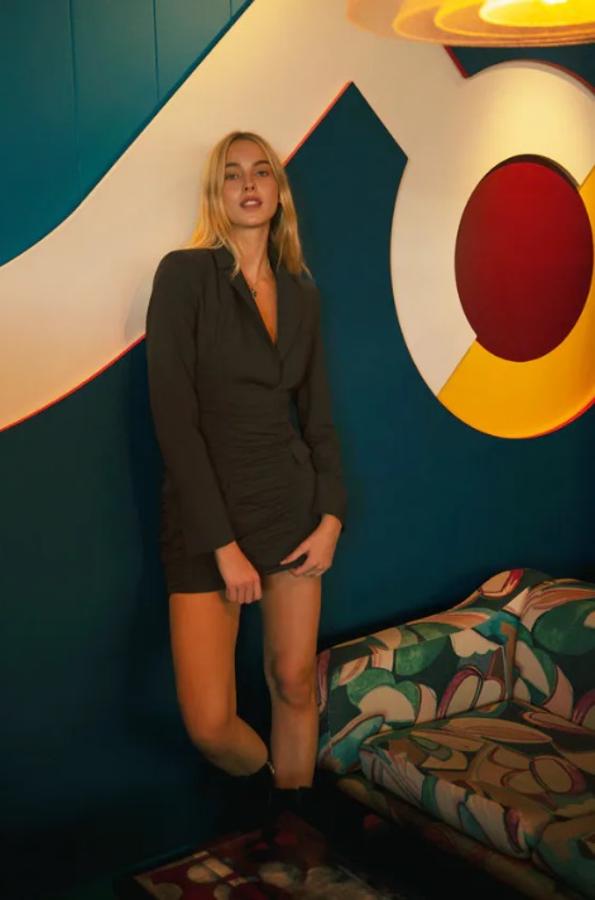 Vestidos que triunfan en Instagram. Si hay una prenda cómoda capaz de solucionar un look en cuestión de segundos esos son los vestidos. Independientemente del estilo que se tenga, si se posee un fondo de armario con diseños versátiles se tiene mucho ganado, especialmente en el momento en el que se quiere configurar un estilismo sin demasiadas complicaciones. Para aquellas que busquen inspiración sobre qué modelo elegir, con el auge de las redes sociales hay diseños que en cuestión de horas se viralizan y que pueden dar ideas a más de una sobre cómo lucir modelos que, a priori, podrían pasar desapercibidos. A continuación se recopilan algunos de los más populares en las últimas semanas y que prometen agotarse en breves si el ritmo de venta sigue así. A darse prisa, ¡que vuelan!