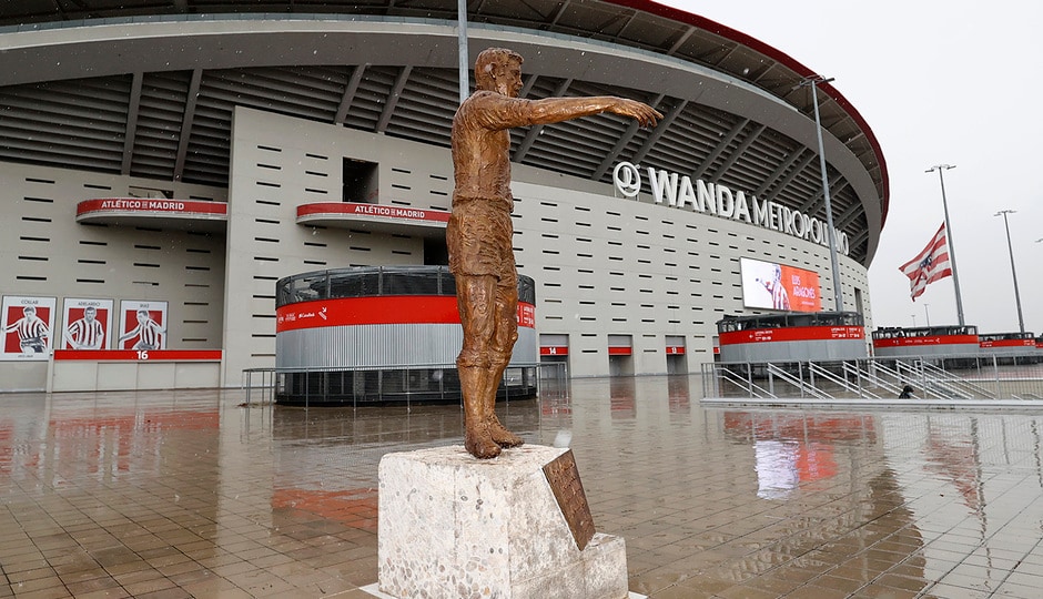 La estatua de Luis Aragonés ya luce en el Wanda Metropolitano