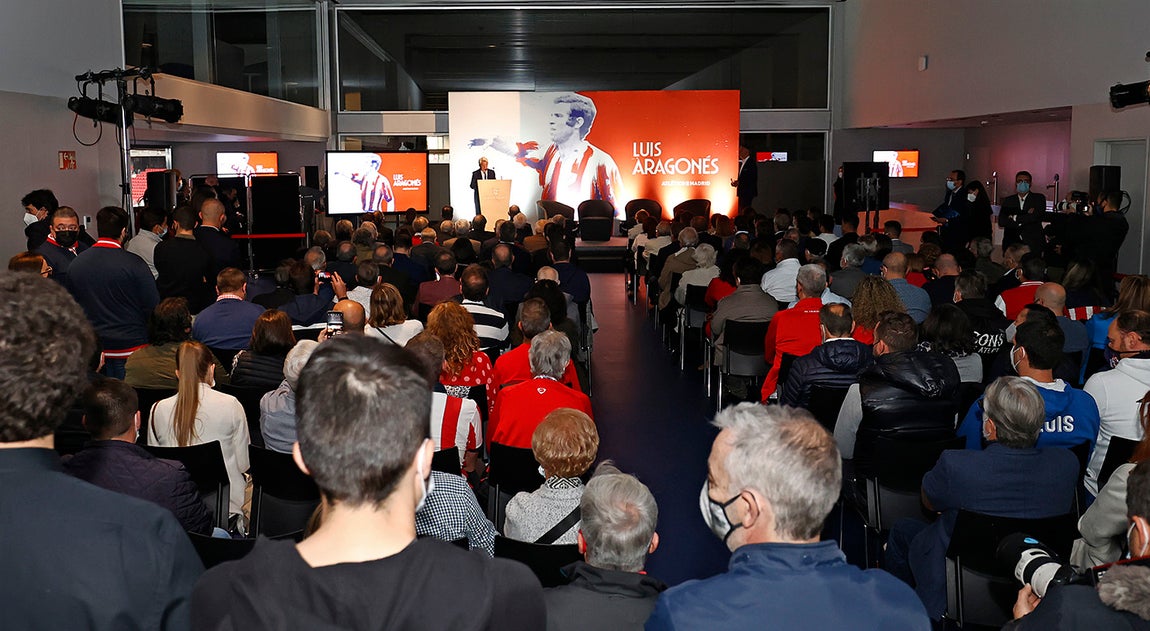 La estatua de Luis Aragonés ya luce en el Wanda Metropolitano