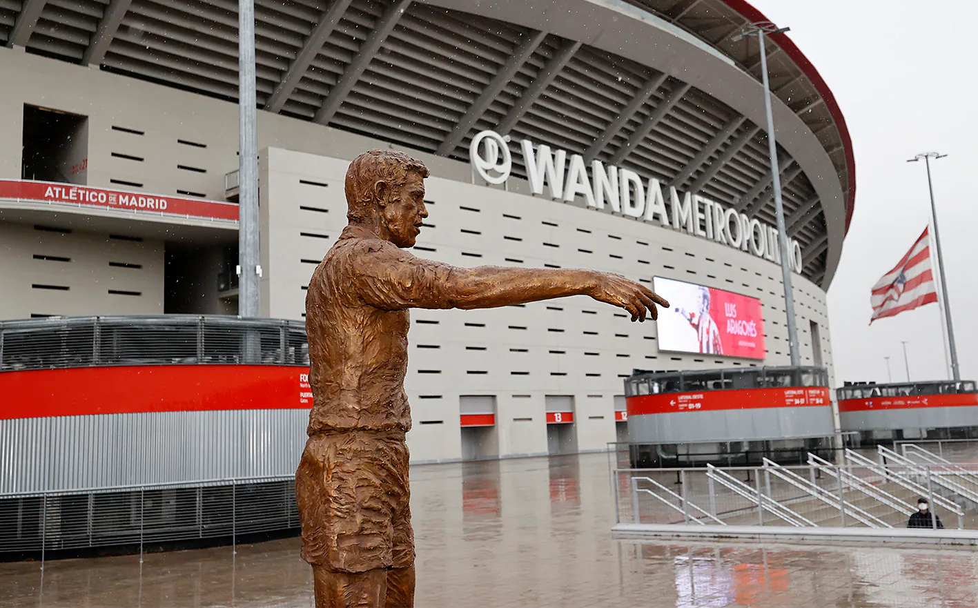 La estatua de Luis Aragonés ya luce en el Wanda Metropolitano