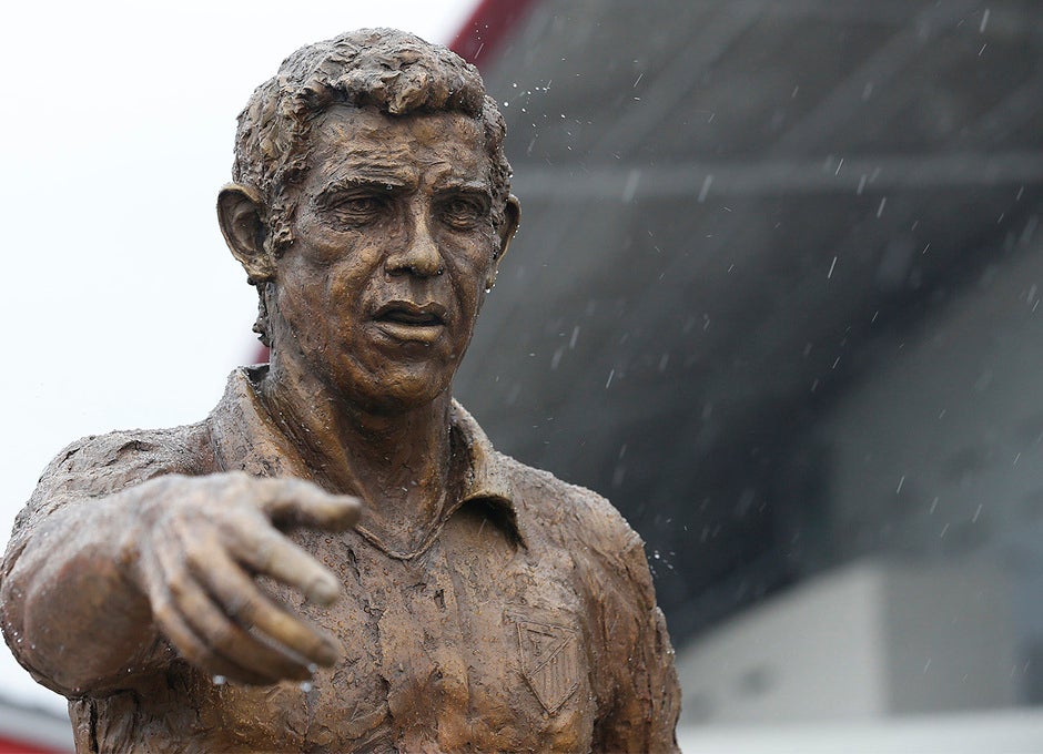 La estatua de Luis Aragonés ya luce en el Wanda Metropolitano