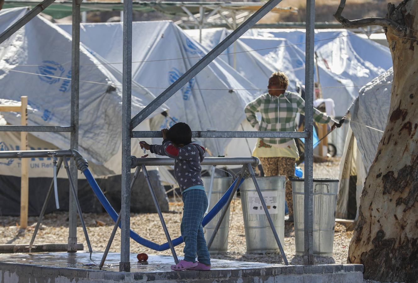 Un niño juega por el campo de refugiados. 