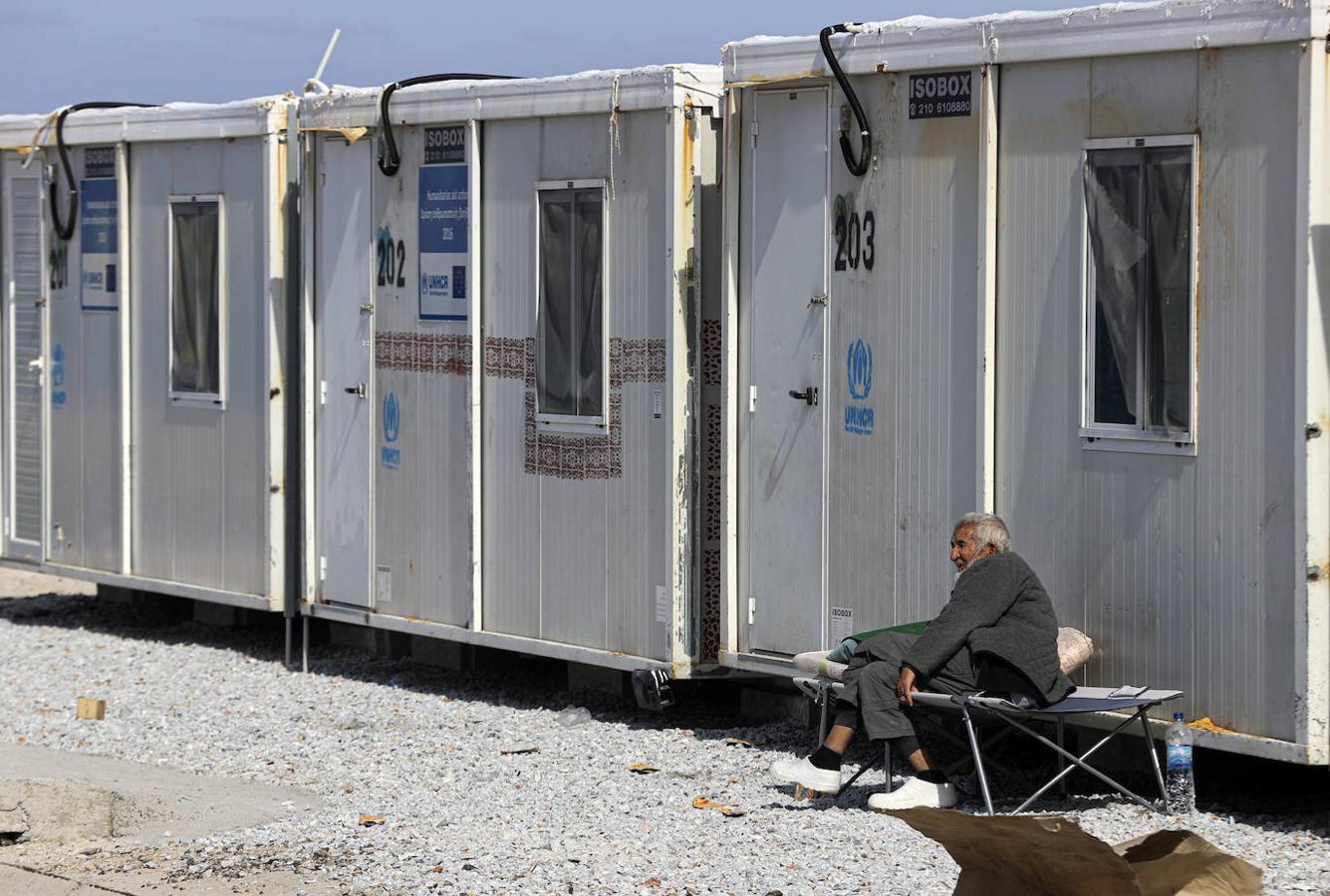 Un hombre descansa en el campo de refugiados. 