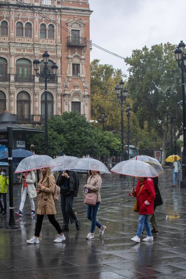 Lluviosa jornada de sábado en Sevilla