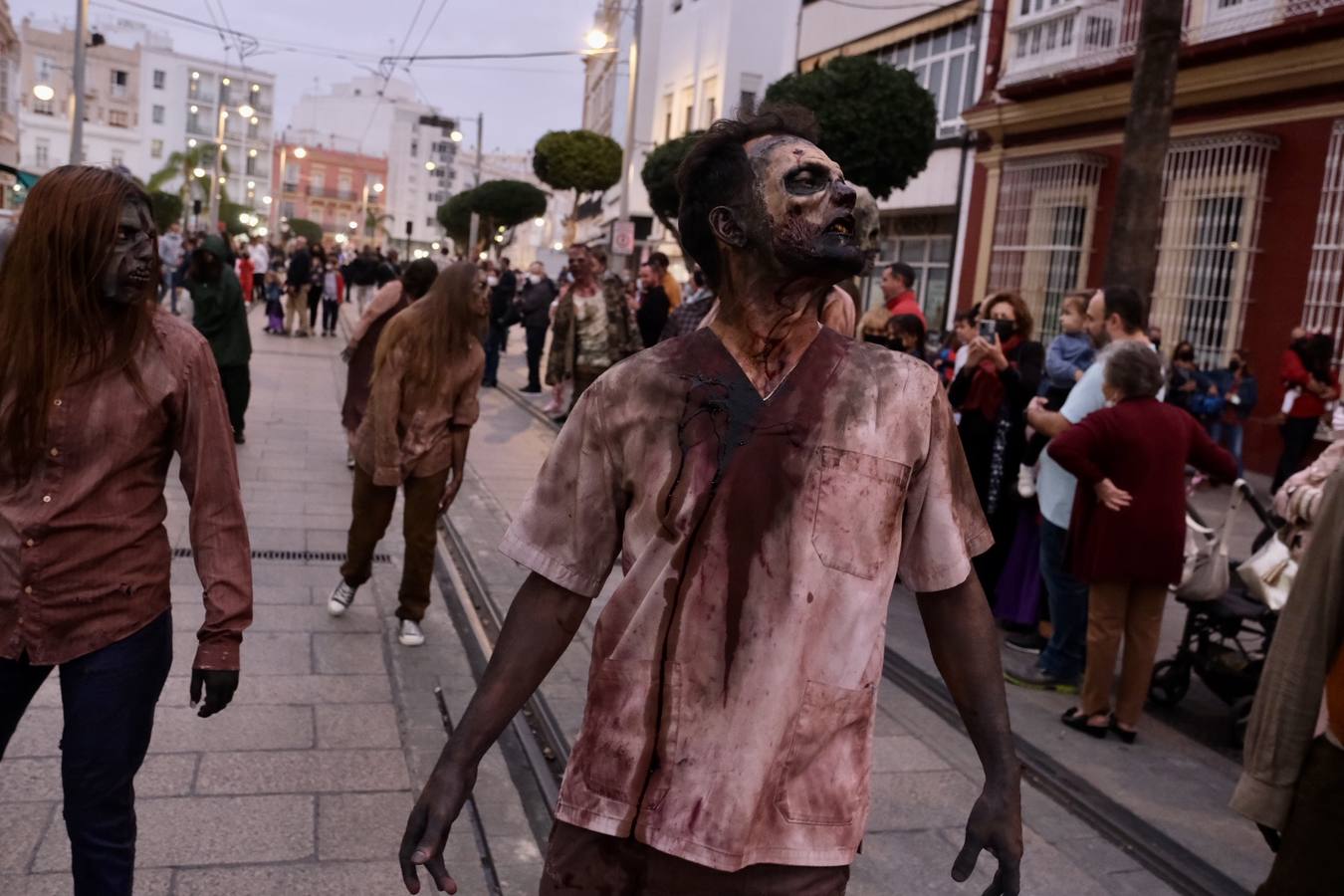 FOTOS: Los zombis siembran el terror en la calle Real de San Fernando