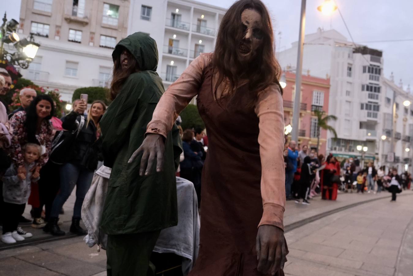 FOTOS: Los zombis siembran el terror en la calle Real de San Fernando