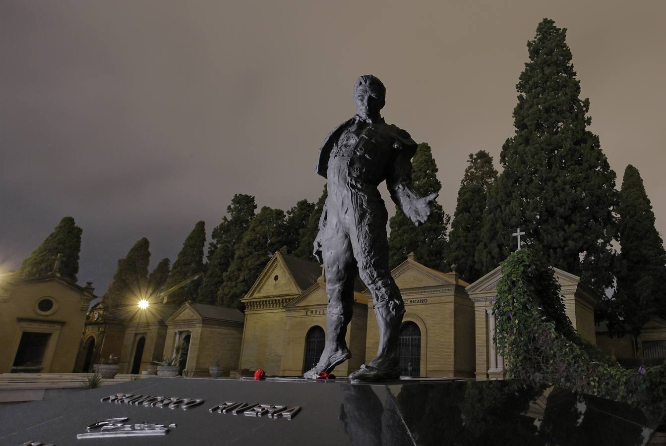 Un paseo, a oscuras, por el cementerio de San Fernando