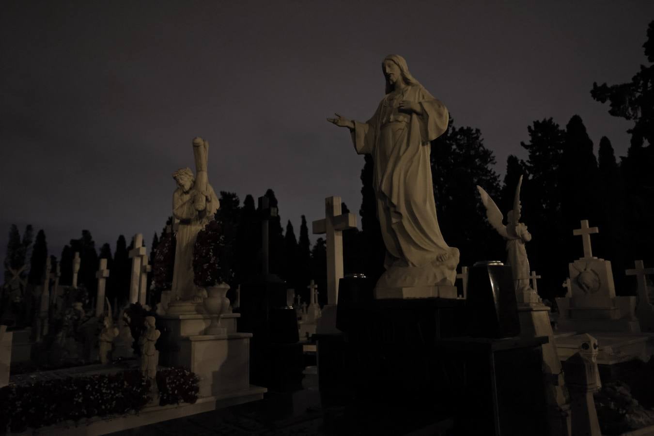 Un paseo, a oscuras, por el cementerio de San Fernando