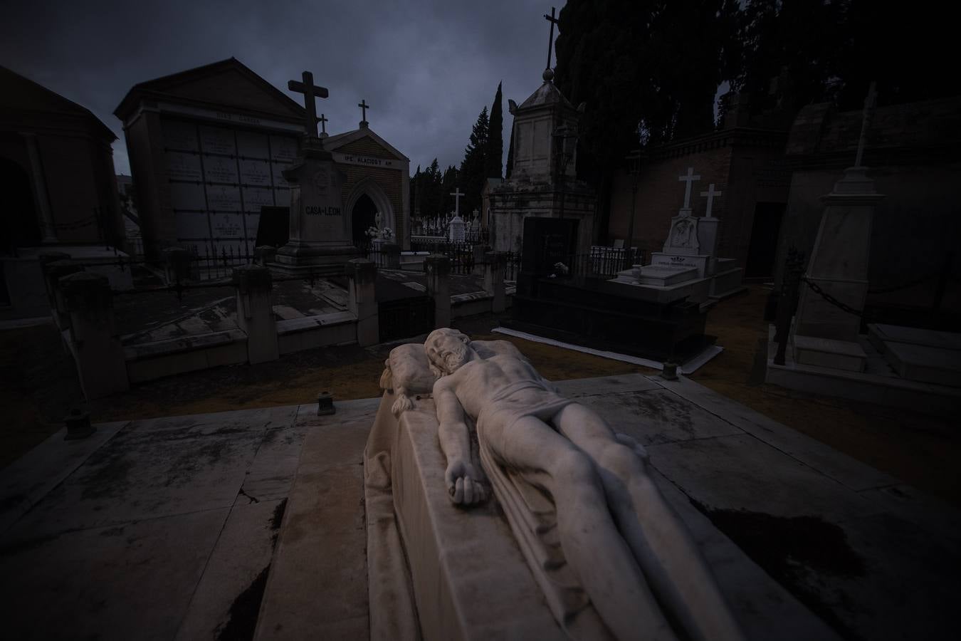 Un paseo, a oscuras, por el cementerio de San Fernando