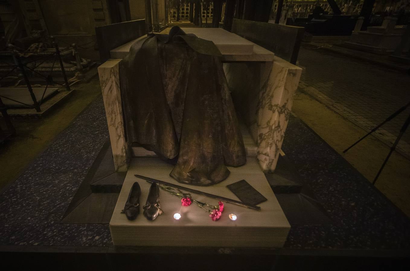 Un paseo, a oscuras, por el cementerio de San Fernando