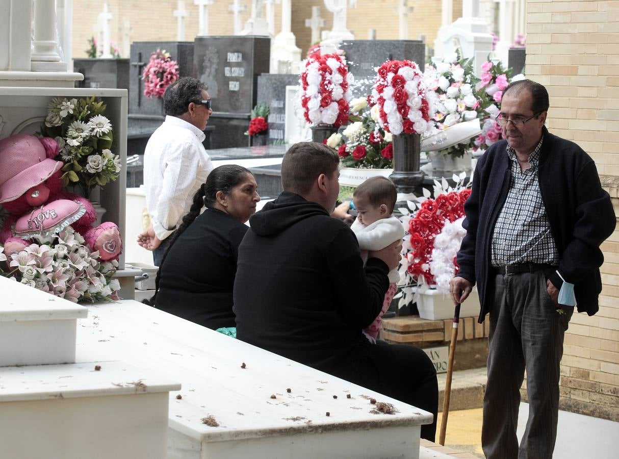 En imágenes, memoria y tradición en el cementerio de Sevilla