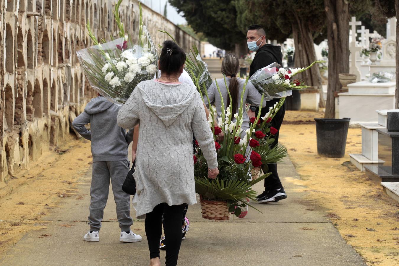 En imágenes, memoria y tradición en el cementerio de Sevilla