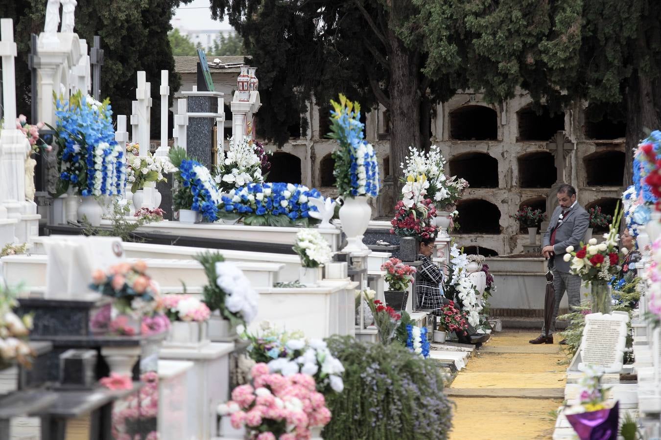 En imágenes, memoria y tradición en el cementerio de Sevilla