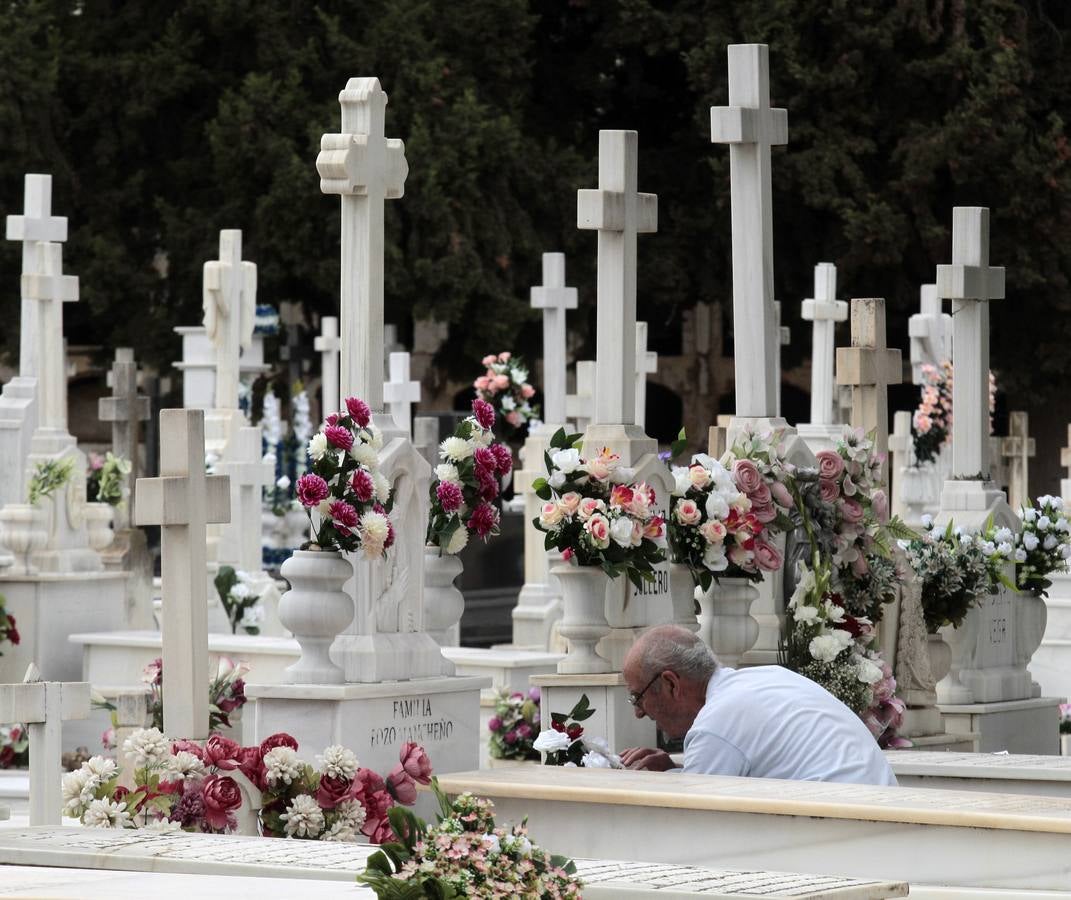 En imágenes, memoria y tradición en el cementerio de Sevilla