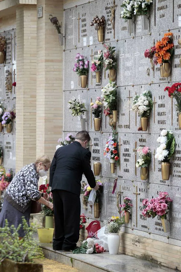 En imágenes, memoria y tradición en el cementerio de Sevilla