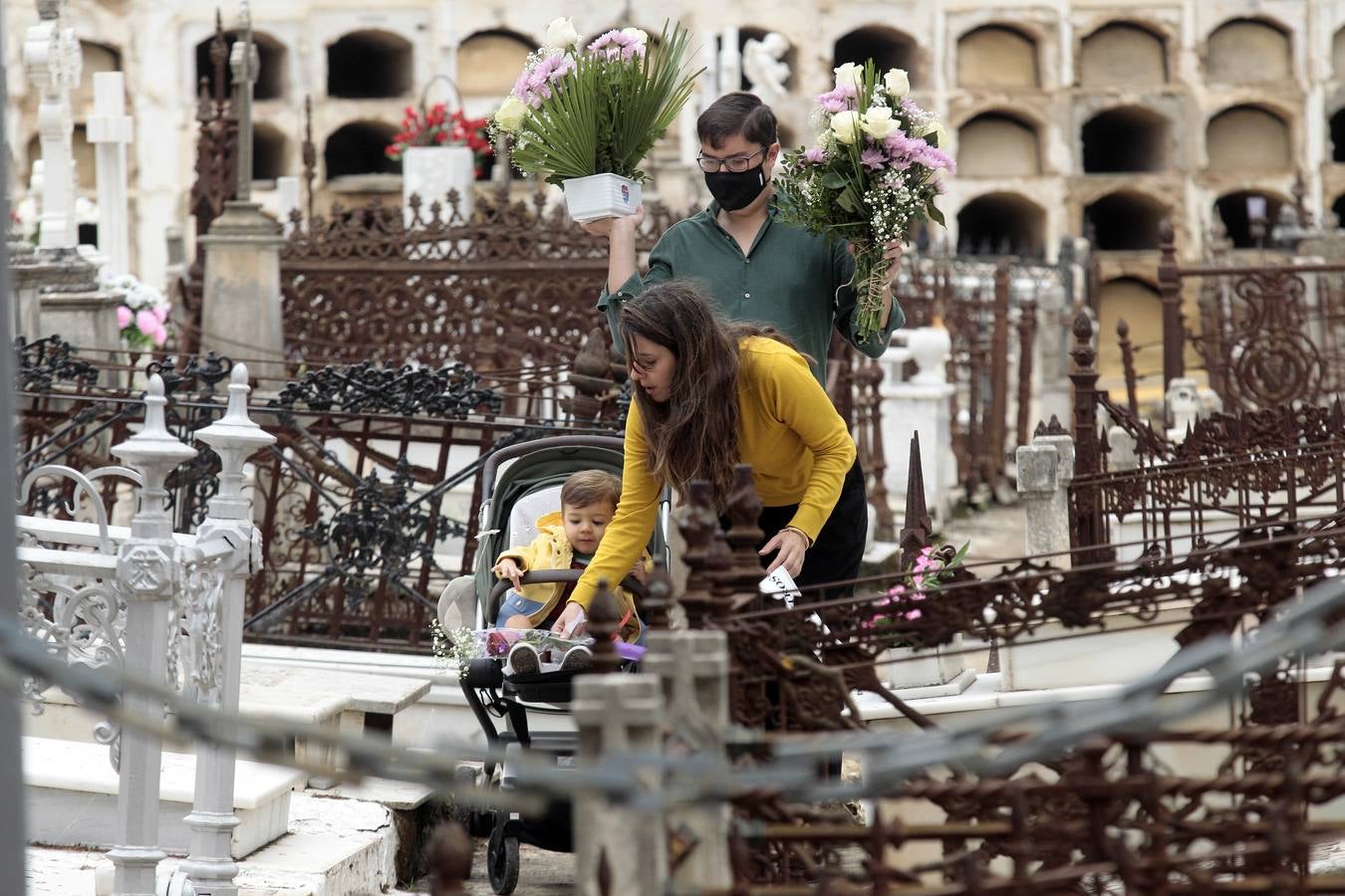 En imágenes, memoria y tradición en el cementerio de Sevilla