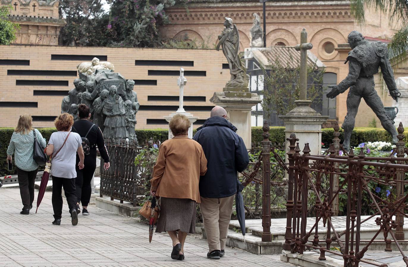 En imágenes, memoria y tradición en el cementerio de Sevilla