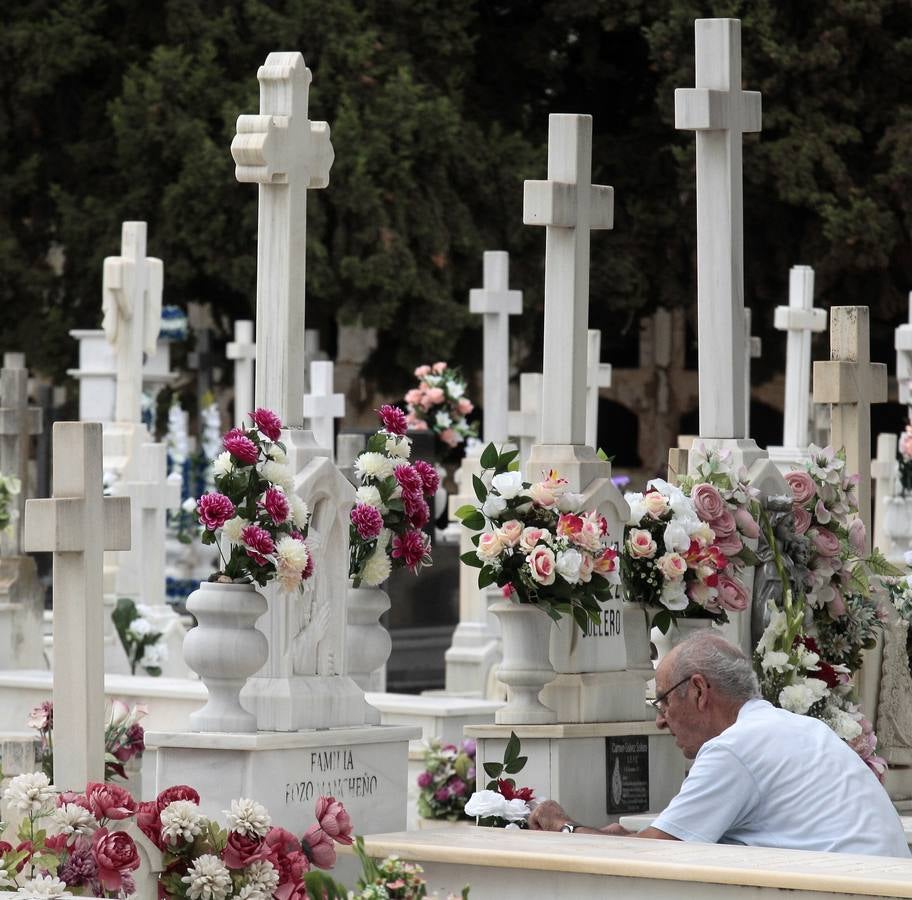 En imágenes, memoria y tradición en el cementerio de Sevilla