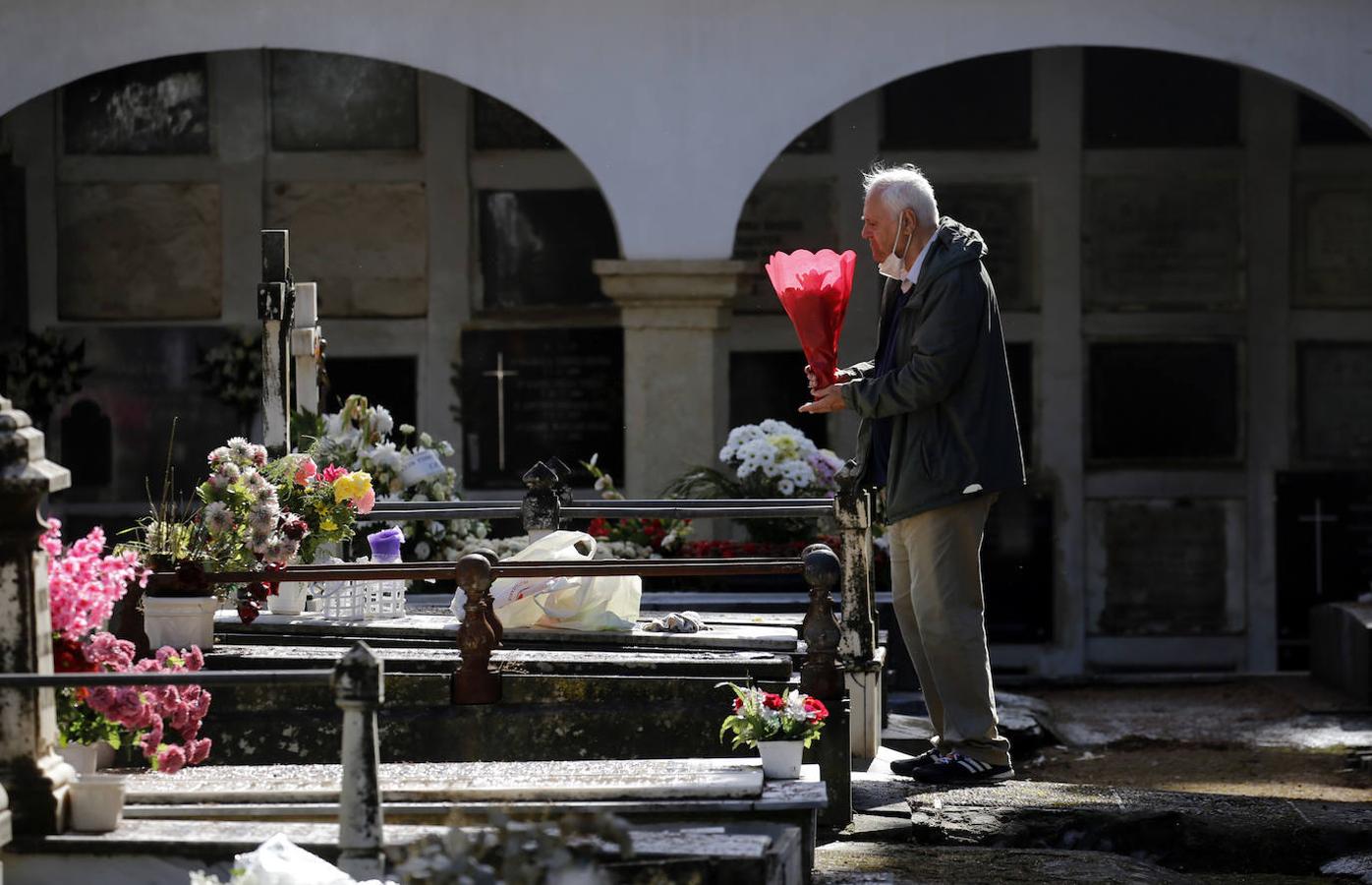 Las visitas a los cementerios el Día de Todos Los Santos en Córdoba, en imágenes