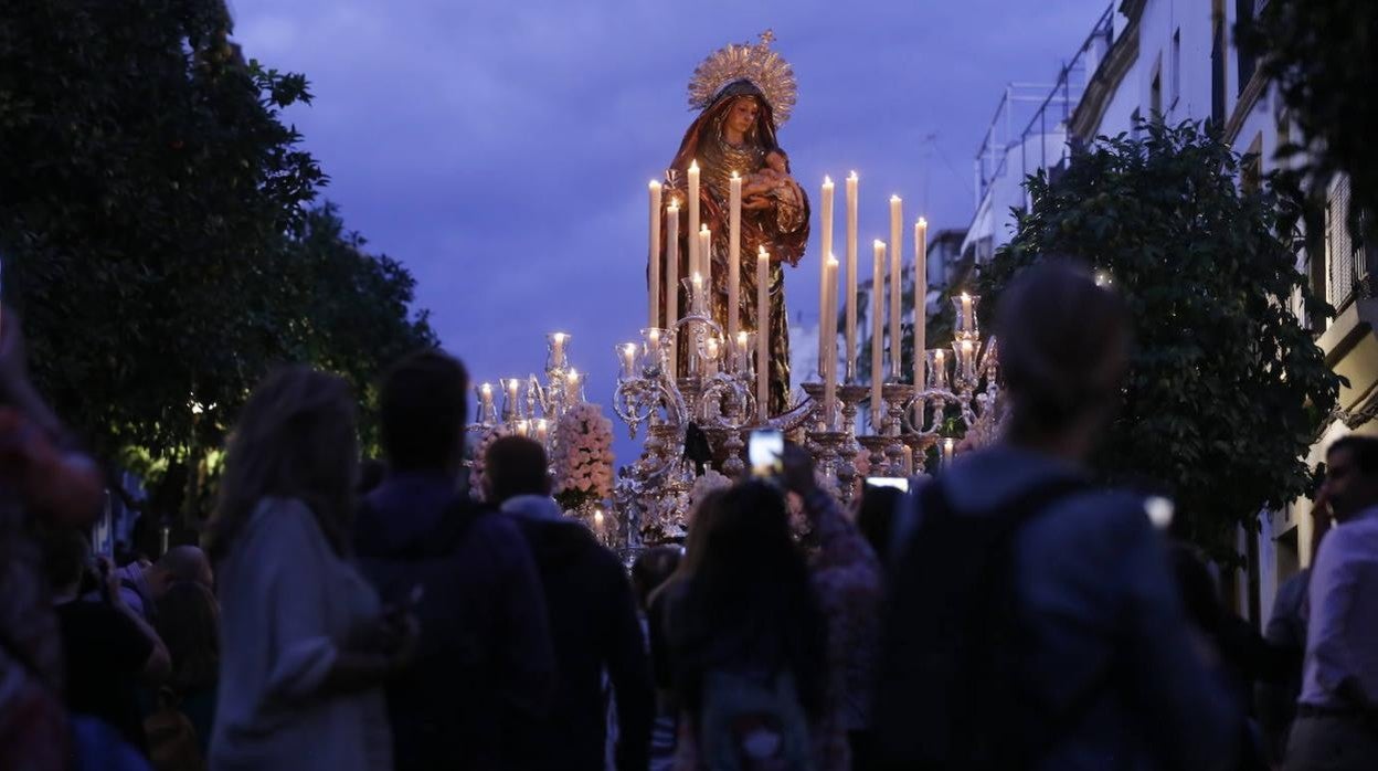 La procesión de la Virgen del Amparo en Córdoba, en imágenes