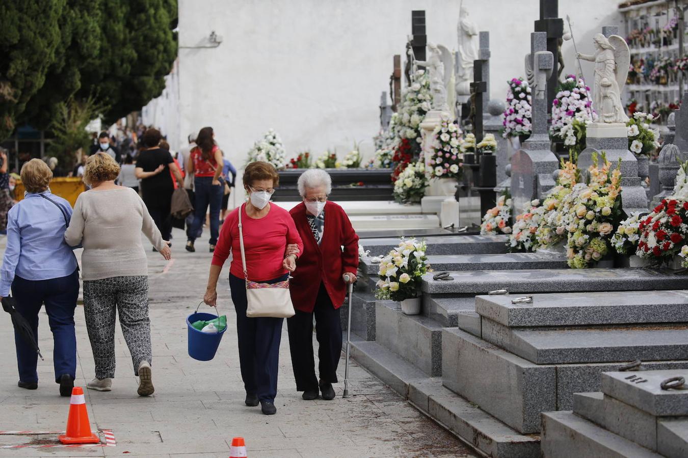 Las visitas a los cementerios el Día de Todos Los Santos en Córdoba, en imágenes