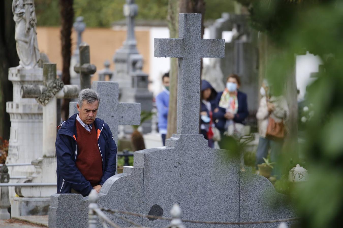 Las visitas a los cementerios el Día de Todos Los Santos en Córdoba, en imágenes