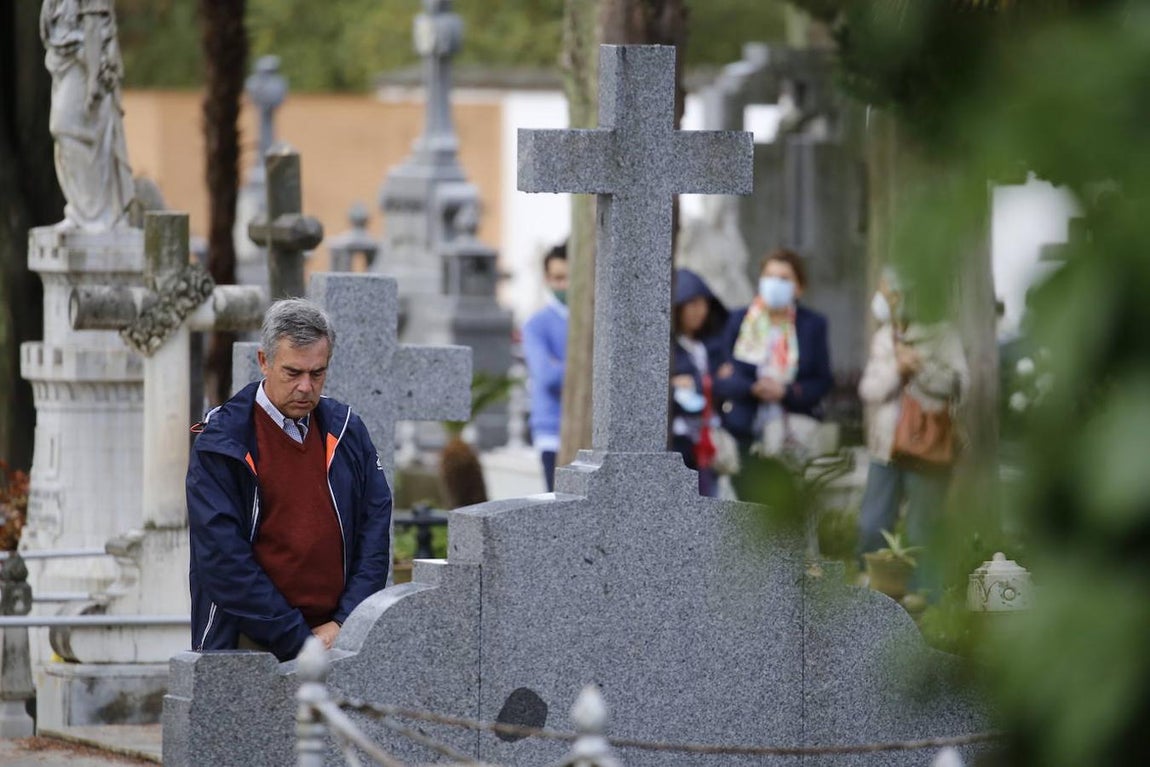Las visitas a los cementerios el Día de Todos Los Santos en Córdoba, en imágenes
