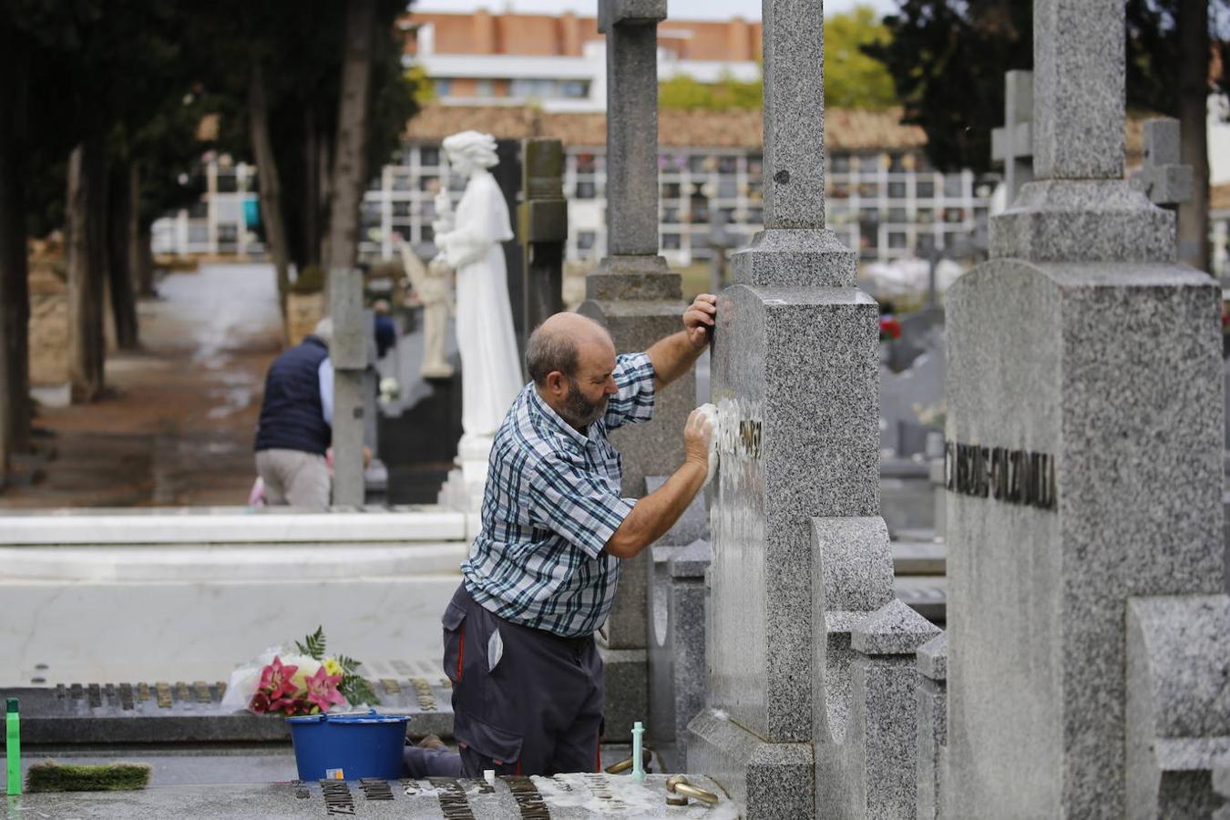 Las visitas a los cementerios el Día de Todos Los Santos en Córdoba, en imágenes