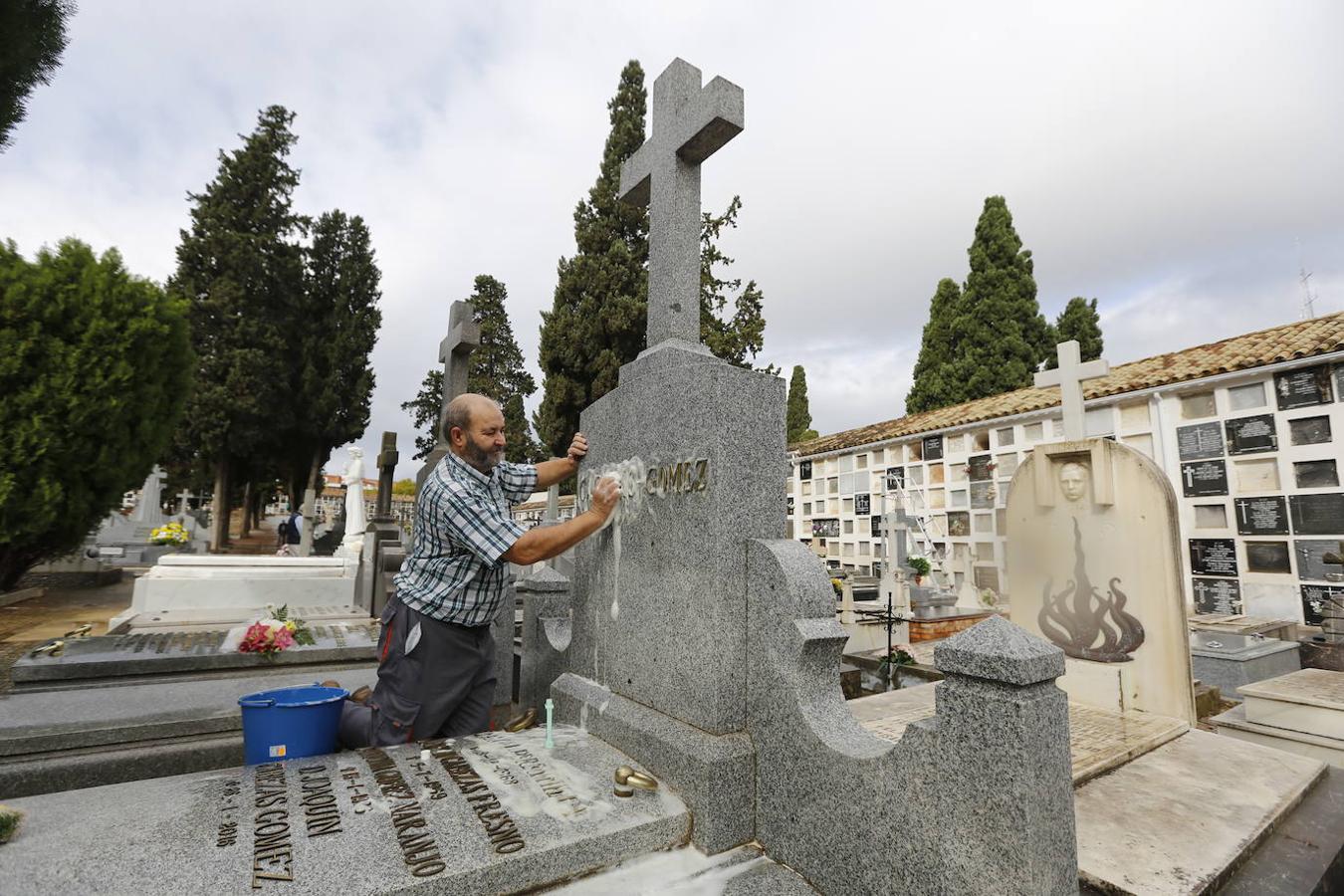 Las visitas a los cementerios el Día de Todos Los Santos en Córdoba, en imágenes