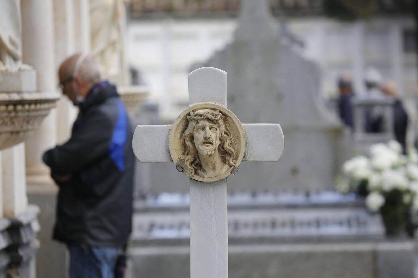 Las visitas a los cementerios el Día de Todos Los Santos en Córdoba, en imágenes