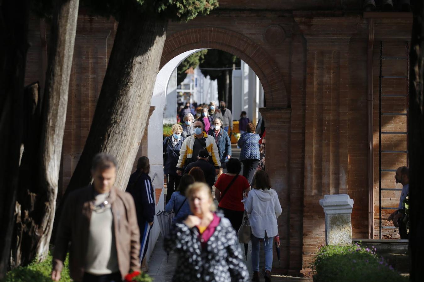 Las visitas a los cementerios el Día de Todos Los Santos en Córdoba, en imágenes