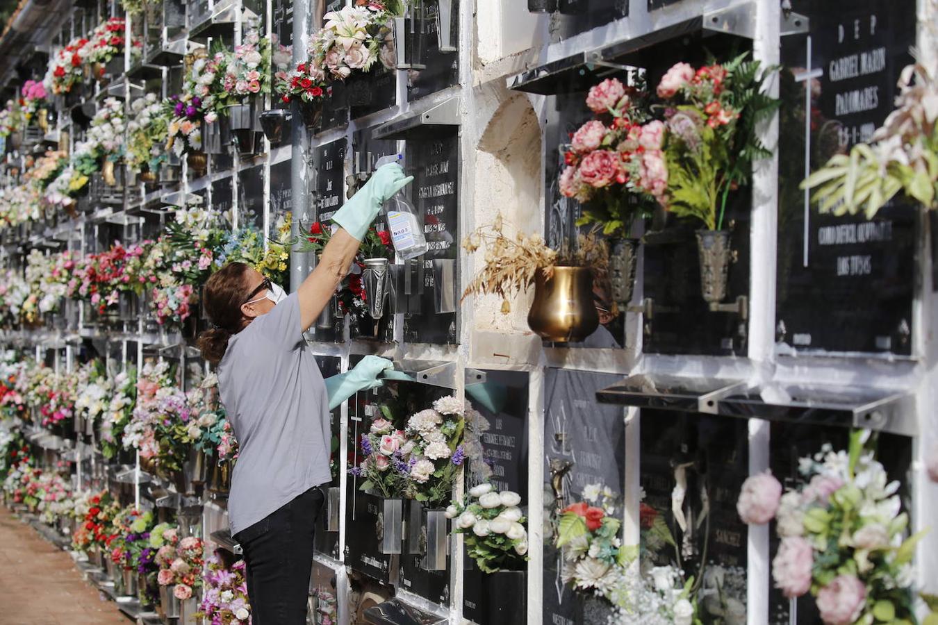 Las visitas a los cementerios el Día de Todos Los Santos en Córdoba, en imágenes