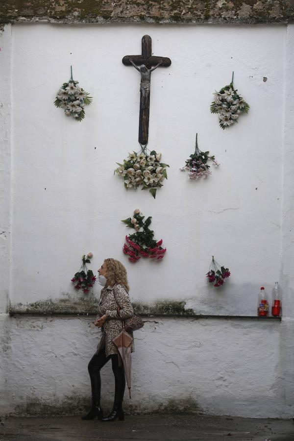 Las visitas a los cementerios el Día de Todos Los Santos en Córdoba, en imágenes