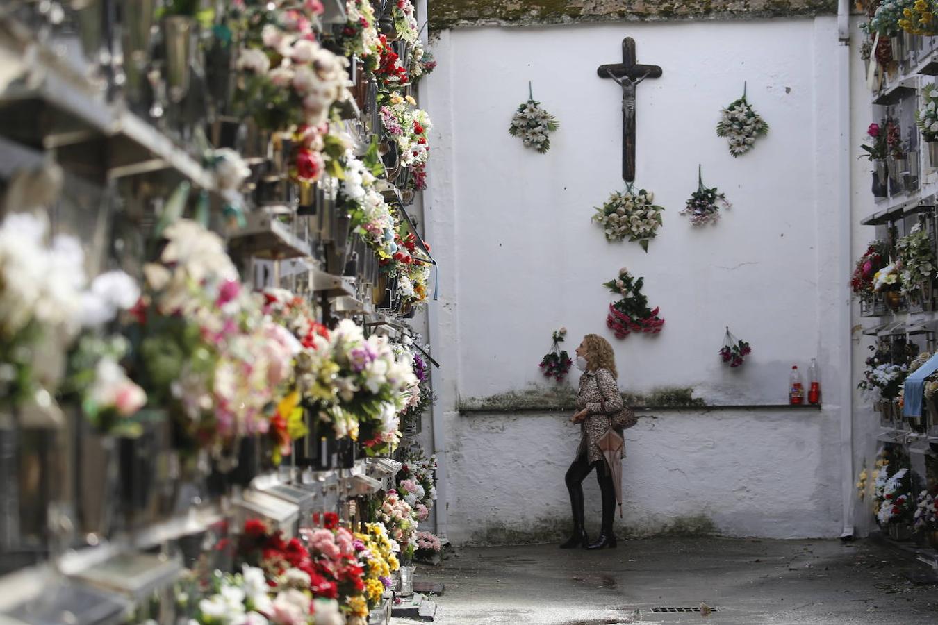 Día de Todos los Santos en Córdoba | La normalidad renace en las visitas a los cementerios