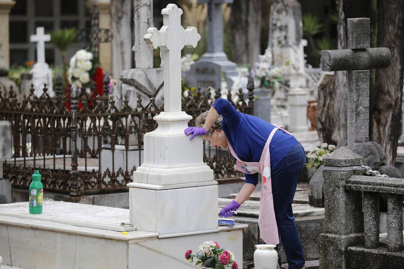 Las visitas a los cementerios el Día de Todos Los Santos en Córdoba, en imágenes