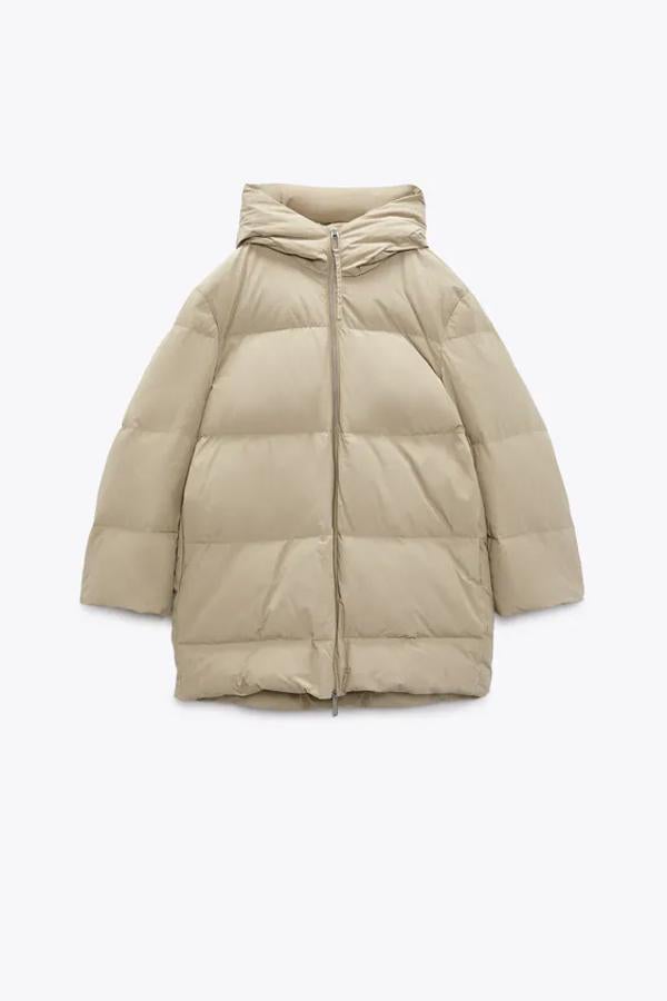 Plumífero confeccionado en nailon con acabado mate y cuello subido con capucha de Zara (79,95€)