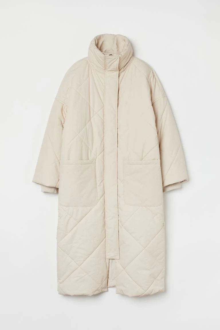 Abrigo guateado en color beige claro de H&amp;M (69,99€)
