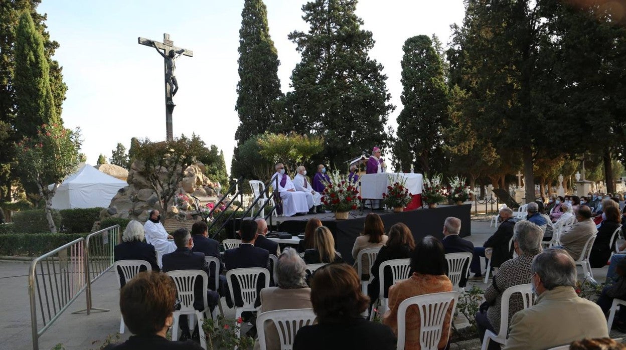 Misa de difuntos en el Cementerio de Sevilla