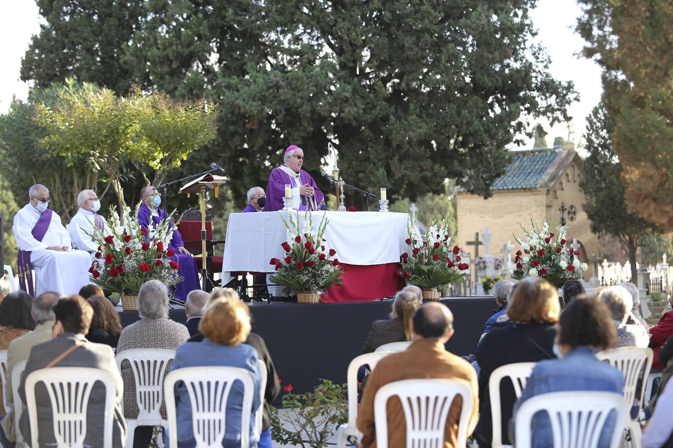 Misa de difuntos en el Cementerio de Sevilla