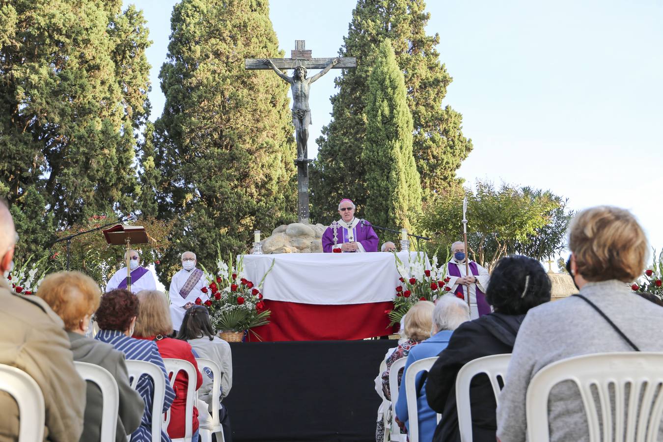 Misa de difuntos en el Cementerio de Sevilla