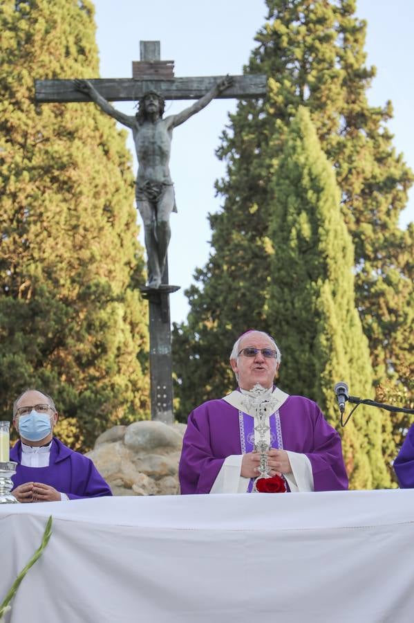 Misa de difuntos en el Cementerio de Sevilla