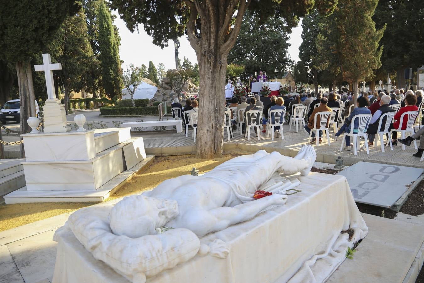 Misa de difuntos en el Cementerio de Sevilla