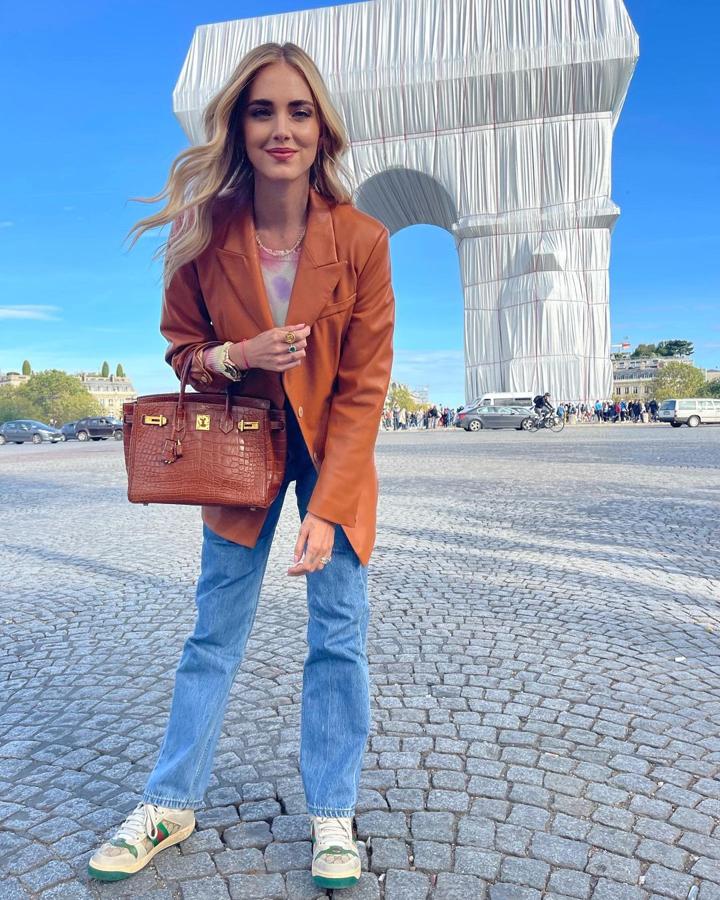 Tie dye - Ideas con estilo para vestir en tonos tierra. Aquellas que deseen un resultado innovador deben seguir el ejemplo de Chiara Ferragni y añadir colores que a priori puedan resultar estridentes y que con los que sin embargo se consigue un acabado divertido y juvenil. Muestra de ello la encontramos en el estampado tie-dye de su camiseta.