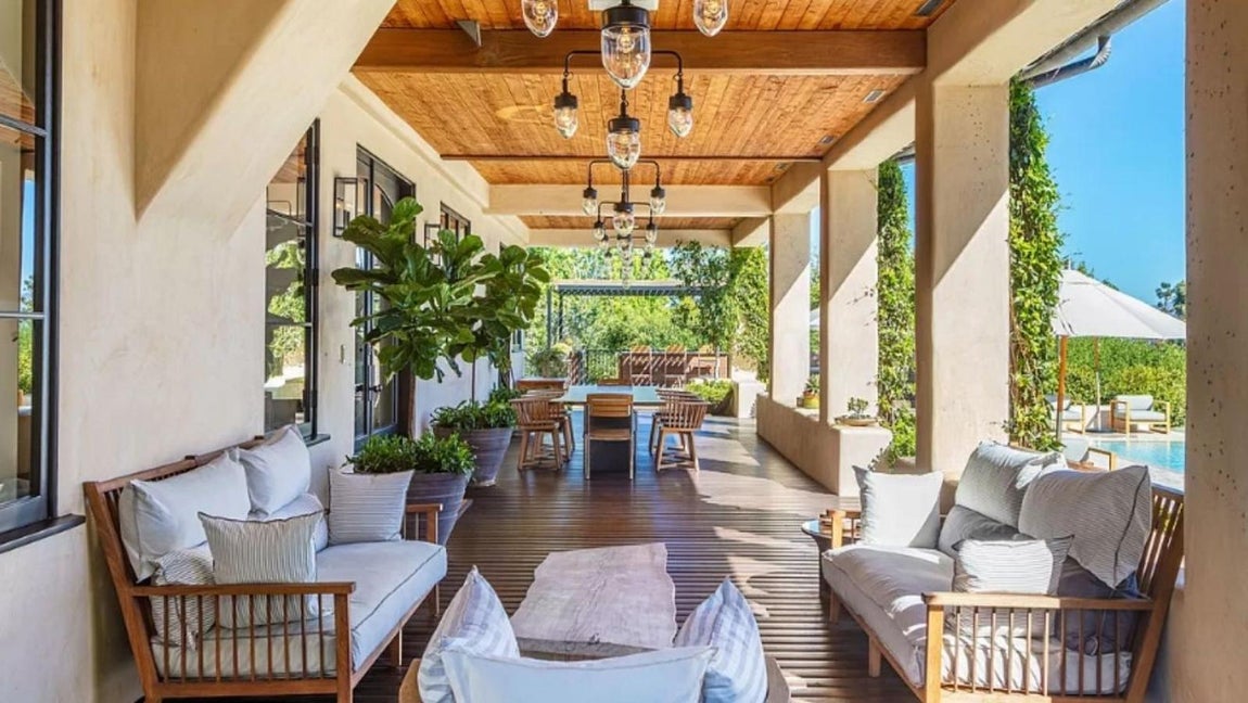 La mansión californiana de Justin Timberlake y Jessica Biel. Los exteriores son su punto fuerte, pues cuenta con un amplio jardín en el que una piscina de 25 metros se lleva todo el protagonismo y que comunica a su vez con otra que se extiende en la parte inferior. Posee también un porche y un cenador y está rodeada de una vasta vegetación que le confiere un plus de privacidad.